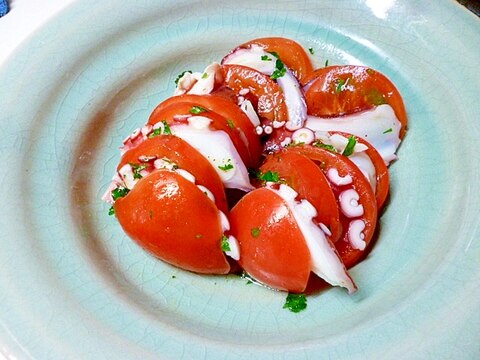 パセリのドレッシングで食べるタコとトマトのサラダ